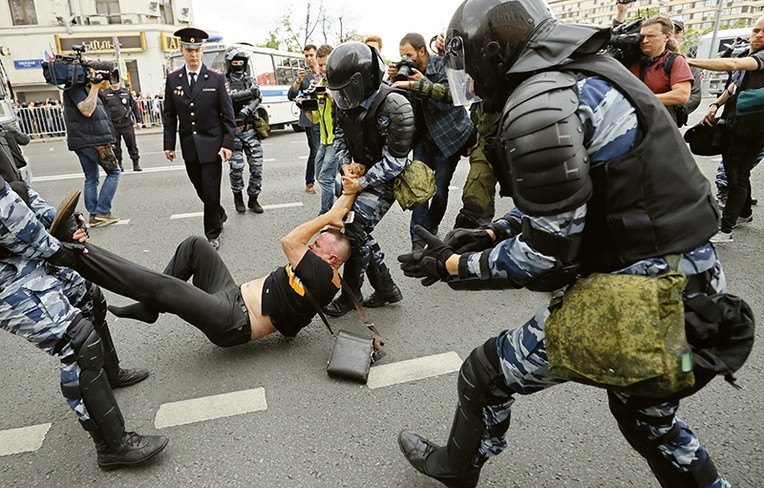 Policja tłumi demonstrację opozycji przeciwko reżimowi Putina. 
12.06.2017 Moskwa, Rosja