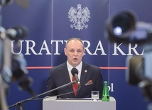 Zastępca Prokuratora Generalnego Marek Pasionek poinformował o nieprawidłowościach stwierdzonych po ekshumacjach.