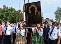 W procesji do kościoła ikonę niosła młodzież ubrana w stroje łowickie