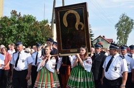W procesji do kościoła ikonę niosła młodzież ubrana w stroje łowickie