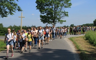 Na pątniczym szlaku panowała atmosfera modlitwy przeplatana śpiewem