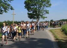 Na pątniczym szlaku panowała atmosfera modlitwy przeplatana śpiewem