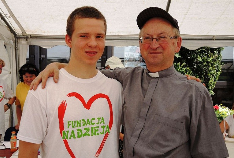Ks. Józef Walusiak, inicjator "Nadziei" wciąż wspiera organizatorów rodzinych pikników w Bielsku-Białej