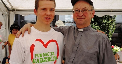 Ks. Józef Walusiak, inicjator "Nadziei" wciąż wspiera organizatorów rodzinych pikników w Bielsku-Białej