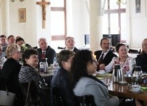 Samorządowcy i parlamentarzysci podczas spotkania o historii diecezji bielsko-żywieckiej.