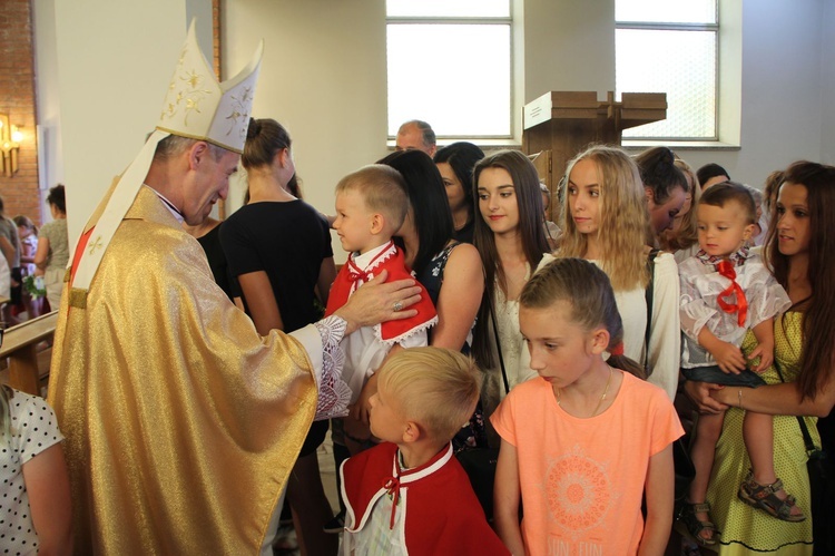 Błogosławieństwo dzieci i wianków oraz poświęcenie tablic w Rzuchowej