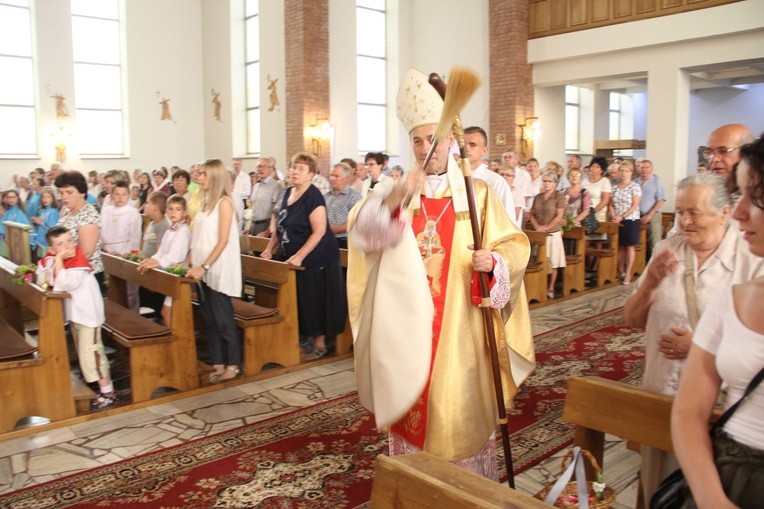 Błogosławieństwo dzieci i wianków oraz poświęcenie tablic w Rzuchowej