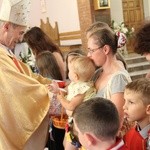 Błogosławieństwo dzieci i wianków oraz poświęcenie tablic w Rzuchowej