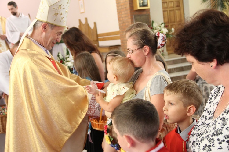 Błogosławieństwo dzieci i wianków oraz poświęcenie tablic w Rzuchowej