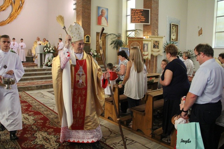 Błogosławieństwo dzieci i wianków oraz poświęcenie tablic w Rzuchowej