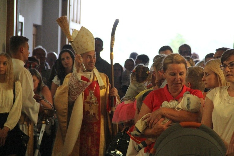 Błogosławieństwo dzieci i wianków oraz poświęcenie tablic w Rzuchowej