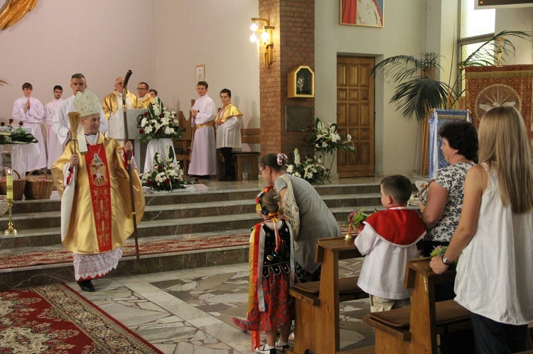 Błogosławieństwo dzieci i wianków oraz poświęcenie tablic w Rzuchowej