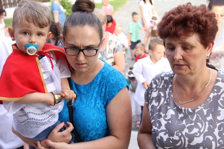 Błogosławieństwo dzieci i wianków oraz poświęcenie tablic w Rzuchowej