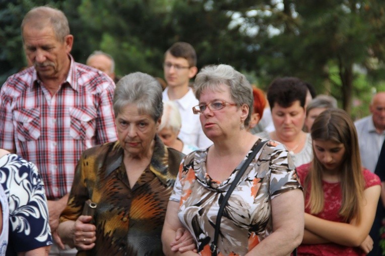 Błogosławieństwo dzieci i wianków oraz poświęcenie tablic w Rzuchowej