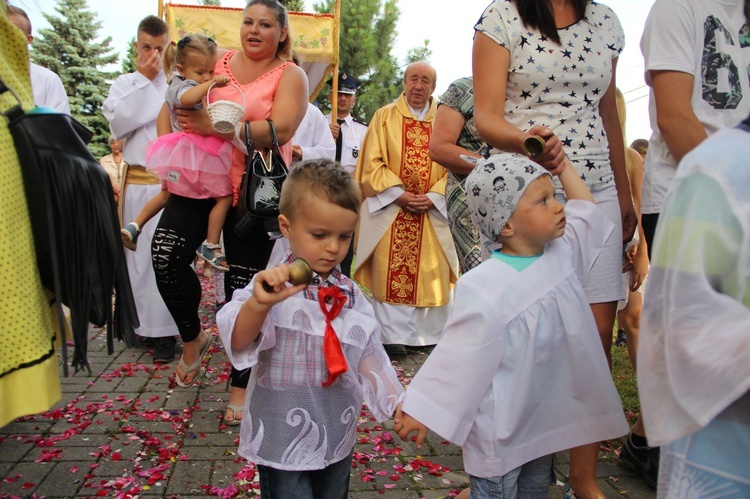 Błogosławieństwo dzieci i wianków oraz poświęcenie tablic w Rzuchowej