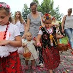 Błogosławieństwo dzieci i wianków oraz poświęcenie tablic w Rzuchowej