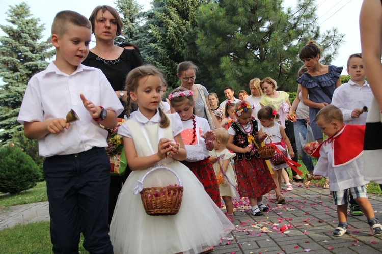 Błogosławieństwo dzieci i wianków oraz poświęcenie tablic w Rzuchowej