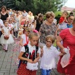 Błogosławieństwo dzieci i wianków oraz poświęcenie tablic w Rzuchowej