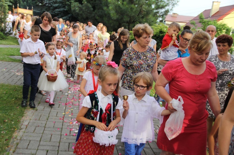 Błogosławieństwo dzieci i wianków oraz poświęcenie tablic w Rzuchowej