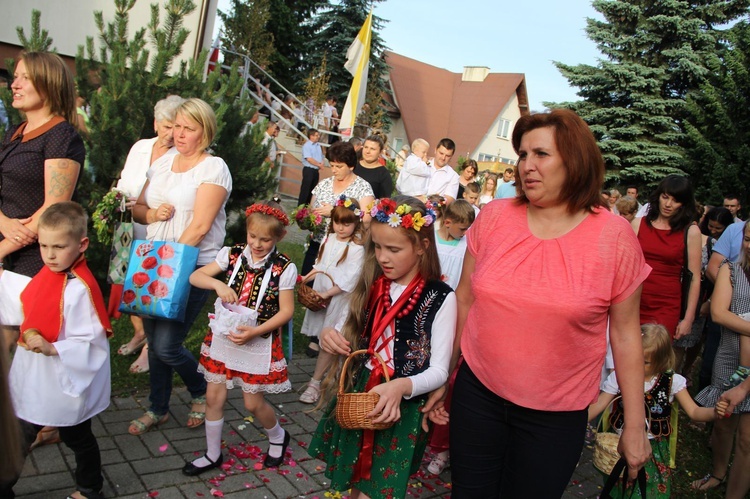 Błogosławieństwo dzieci i wianków oraz poświęcenie tablic w Rzuchowej