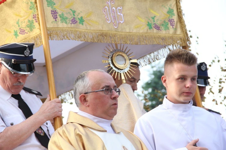 Błogosławieństwo dzieci i wianków oraz poświęcenie tablic w Rzuchowej