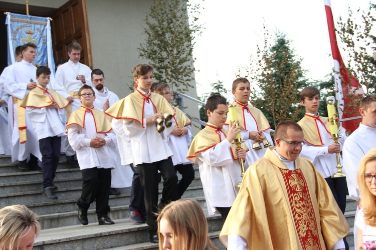 Błogosławieństwo dzieci i wianków oraz poświęcenie tablic w Rzuchowej