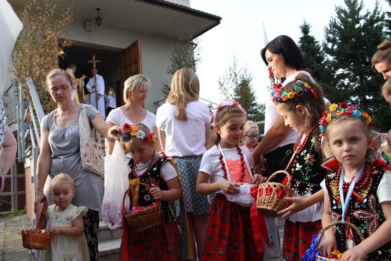 Błogosławieństwo dzieci i wianków oraz poświęcenie tablic w Rzuchowej