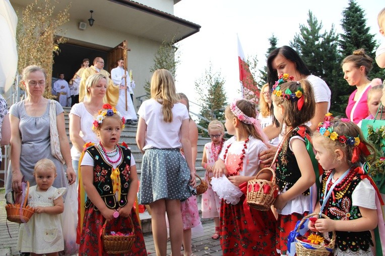 Błogosławieństwo dzieci i wianków oraz poświęcenie tablic w Rzuchowej