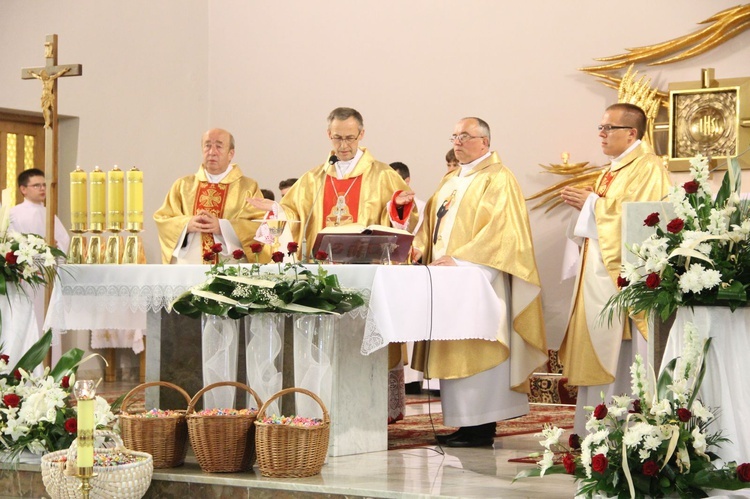 Błogosławieństwo dzieci i wianków oraz poświęcenie tablic w Rzuchowej