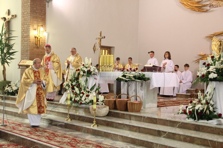 Błogosławieństwo dzieci i wianków oraz poświęcenie tablic w Rzuchowej