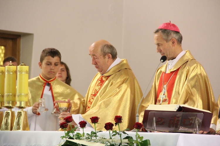 Błogosławieństwo dzieci i wianków oraz poświęcenie tablic w Rzuchowej