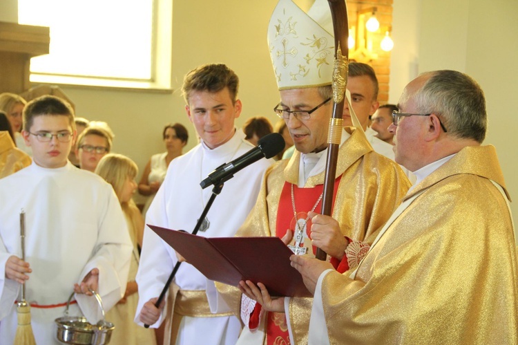 Błogosławieństwo dzieci i wianków oraz poświęcenie tablic w Rzuchowej