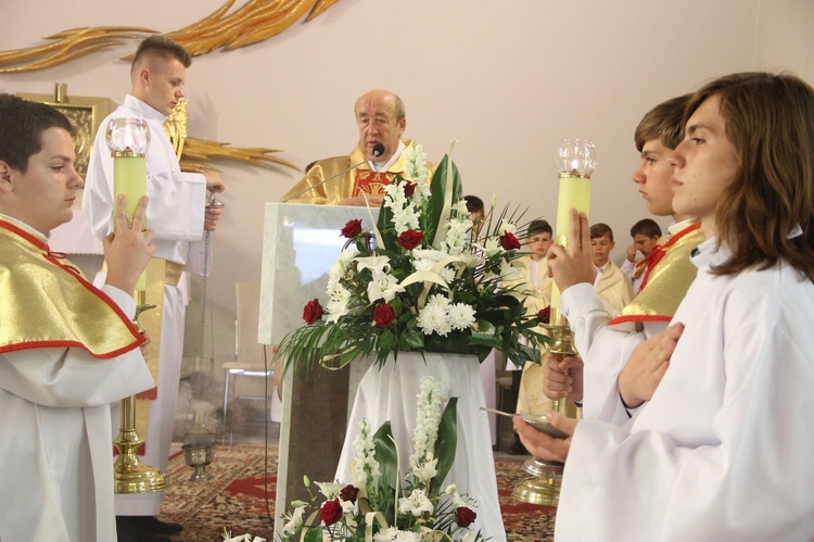 Błogosławieństwo dzieci i wianków oraz poświęcenie tablic w Rzuchowej