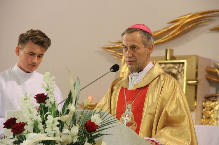 Błogosławieństwo dzieci i wianków oraz poświęcenie tablic w Rzuchowej