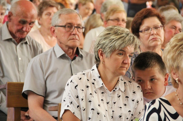 Błogosławieństwo dzieci i wianków oraz poświęcenie tablic w Rzuchowej