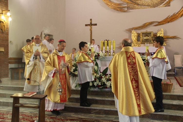 Błogosławieństwo dzieci i wianków oraz poświęcenie tablic w Rzuchowej