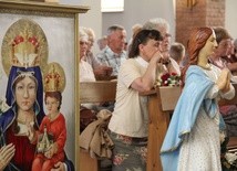 Błogosławieństwo dzieci i wianków oraz poświęcenie tablic w Rzuchowej