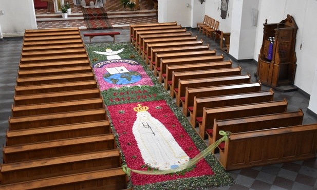 Dywan z kwiatów w kościele ojców pasjonistów w Przasnyszu