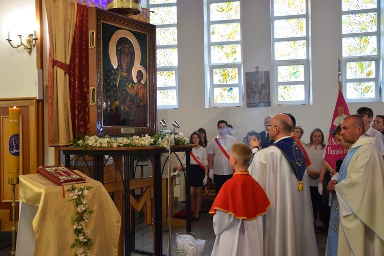 Powitanie ikony MB Częstochowskiej w parafii MB Nieustającej Pomocy w Łowiczu