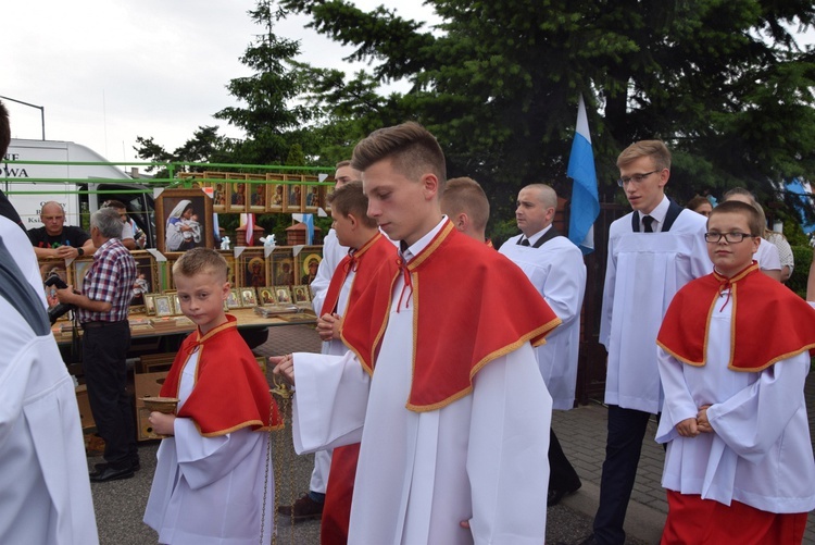 Powitanie ikony MB Częstochowskiej w parafii MB Nieustającej Pomocy w Łowiczu