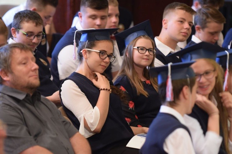 Uroczysta akademia pożegnania trzecich klas w katolickim gimnazjum