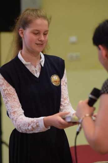 Uroczysta akademia pożegnania trzecich klas w katolickim gimnazjum