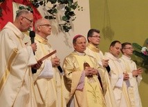 Bp. Henryka Tomasika oraz wszystkich przybyłych na uroczystości powitał proboszcz ks. Marian Ślusarczyk