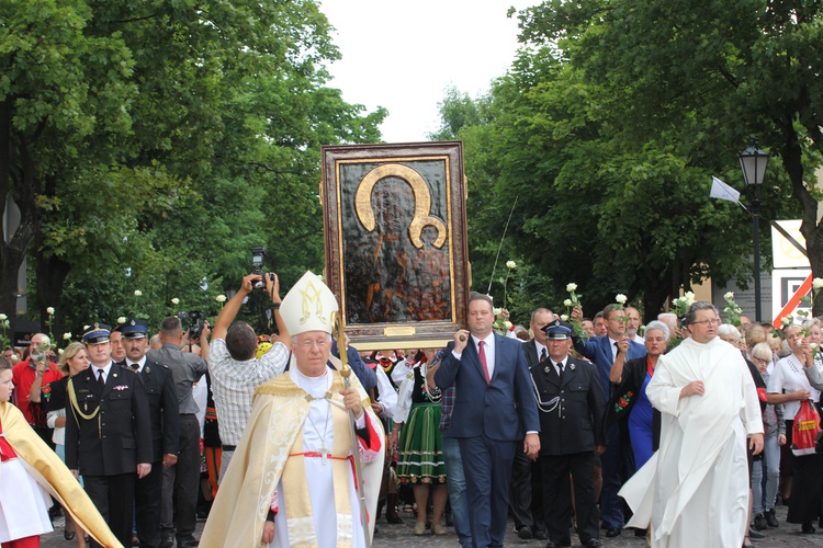 Powitanie ikony MB Częstochowskiej w katedrze łowickiej