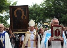 Po przybywajacą do parafii ikonę MB Częstochowskiej wierni wyszli z białymi różami