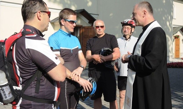 Rowerzyści z kustoszem sanktuarium w Hałcnowie - ks. Piotrem Koniecznym