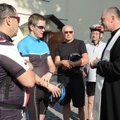 Rowerzyści z kustoszem sanktuarium w Hałcnowie - ks. Piotrem Koniecznym