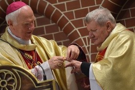 Biskup sam nałożył ks. Zenonowi pierścień diecezjalny.