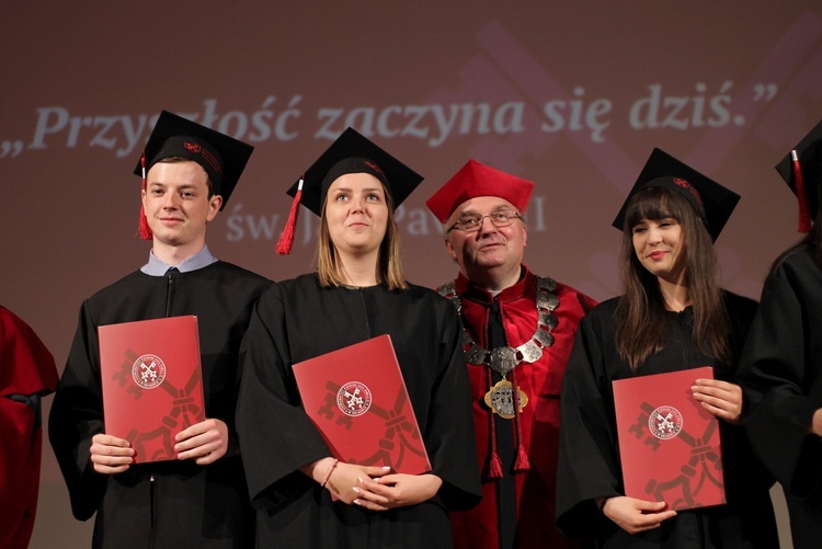 Graduacja magisterska studentów Wydziału Dziennikarstwa i Komunikacji Społecznej UPJPII