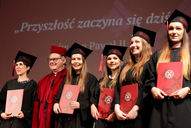 Graduacja magisterska studentów Wydziału Dziennikarstwa i Komunikacji Społecznej UPJPII